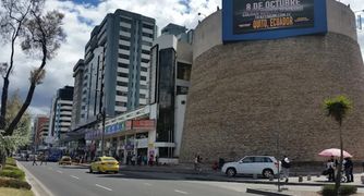 Vista exterior del Centro Comercial Caracol en Quito sobre una avenida principal.